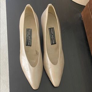 Stuart Weitzman New York Women's Beige Heels with Gold detail - Vintage